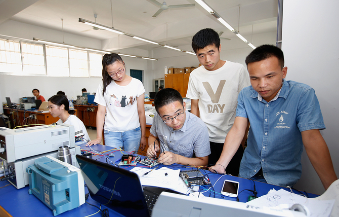 信息学院学生在创新基地备战大学生电子设计竞赛