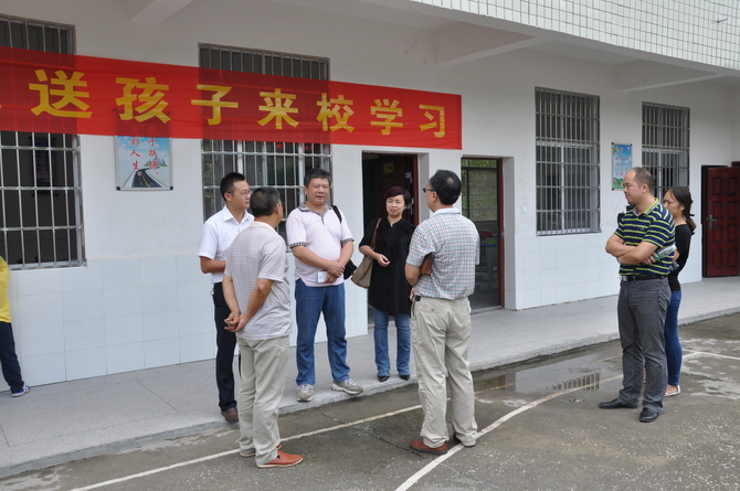 检查组在宝寨小学教学点检查