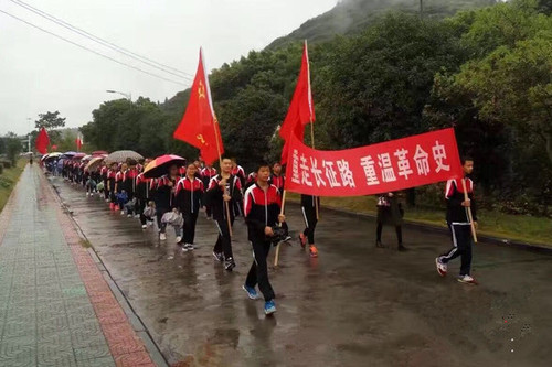 图为学生排长队徒步重走长征路