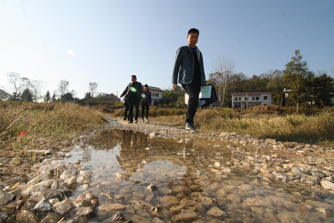 12月5日，湖南省涟源市教育局领导班子成员行进在走访精准扶贫对象途中。 (1)