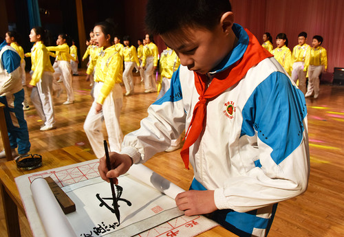 11.育英小学诗朗诵配现场书法《少年中国说》