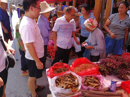 赶集市场上的爱心传递