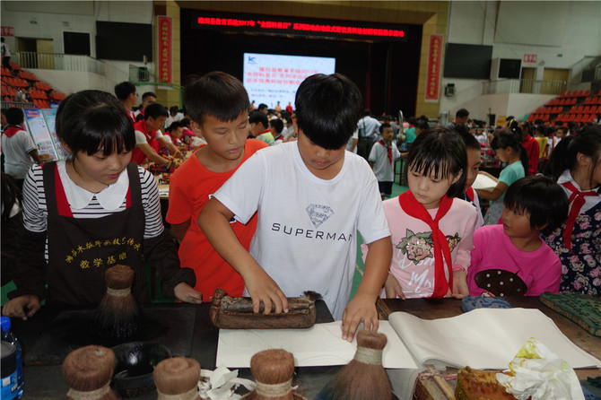 八、在全国科普活动日，隆回县中小学生代表，在体验制作滩头年画DSC05032