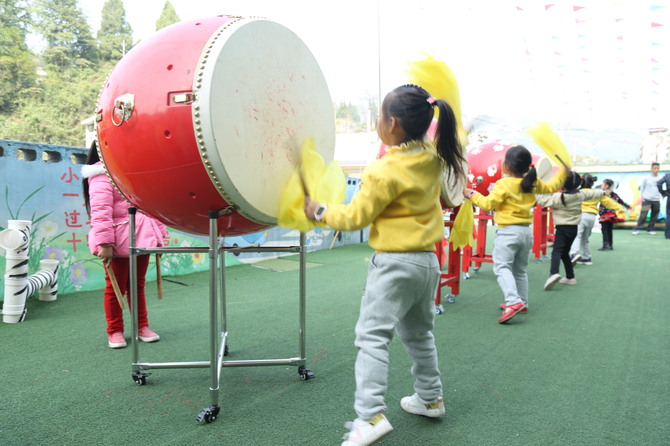 11月2日，保靖县葫芦镇阳光宝贝幼儿园幼儿在学习打苗鼓