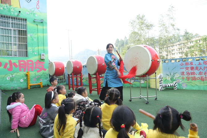 11月2日，保靖县葫芦镇阳光宝贝幼儿园园长龙春艳在教幼儿打苗鼓1