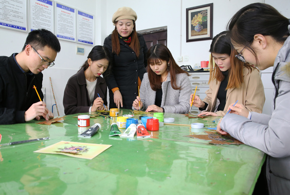 11月 24日，南华大学设计艺术学院的同学们在老师的指导下在树叶绘画。