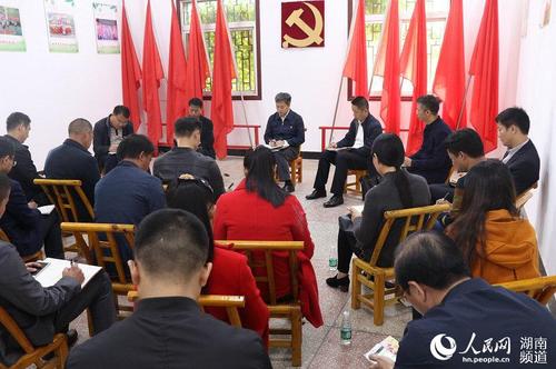 长沙经开区党工委书记、长沙县委书记曾超群来到双江社区服务中心，向大家宣讲十九大精神。