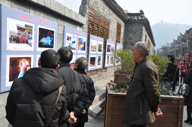 摄影展吸引市民眼球。