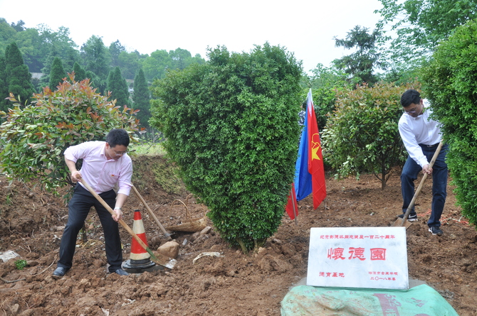 4月12日爱国主义教育活动暨植树活动 (8)