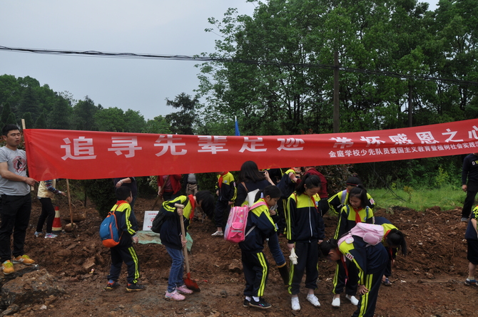 4月12日爱国主义教育活动暨植树活动 (9)