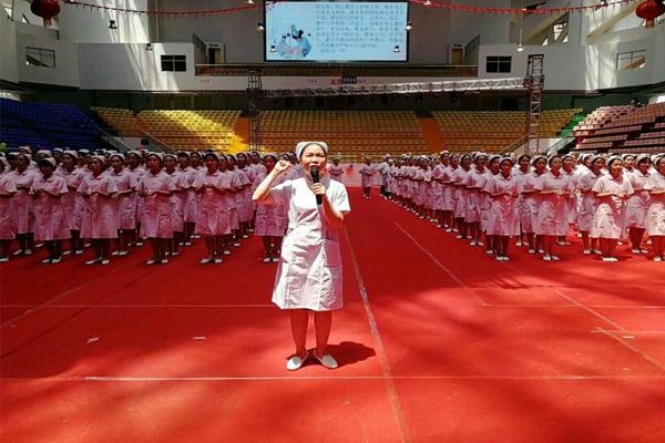 长沙医学院举行授帽仪式1