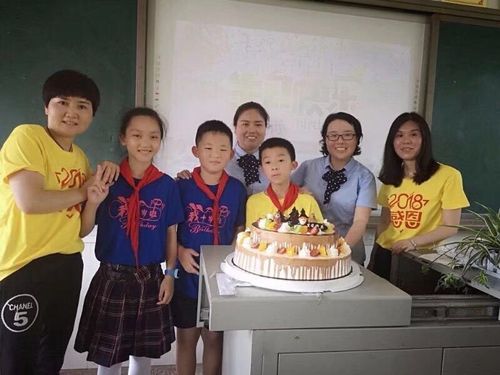 和老师、爸爸妈妈、同学一起分享生日大蛋糕