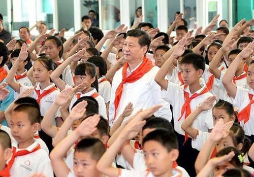 △习近平在北京市海淀区民族小学