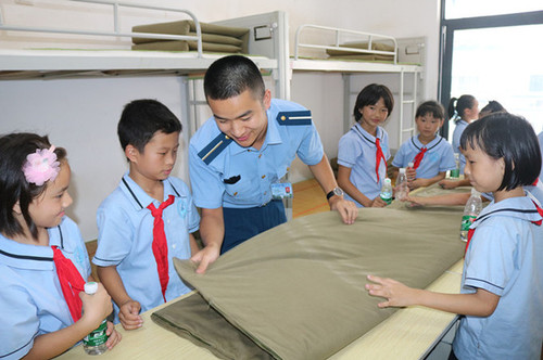 3教中小学生叠军被 谢沐舫 摄_副本