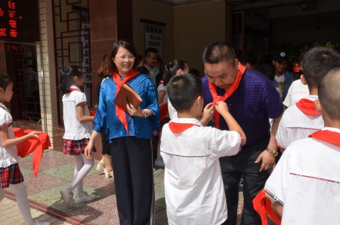 何家坳小学少先队员为西藏扎囊县委书记系上鲜艳的红领巾