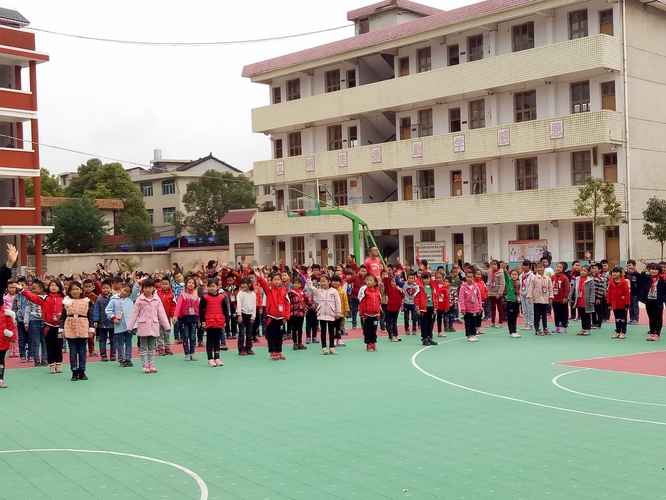 学生兴致勃勃学习“手”的侗语