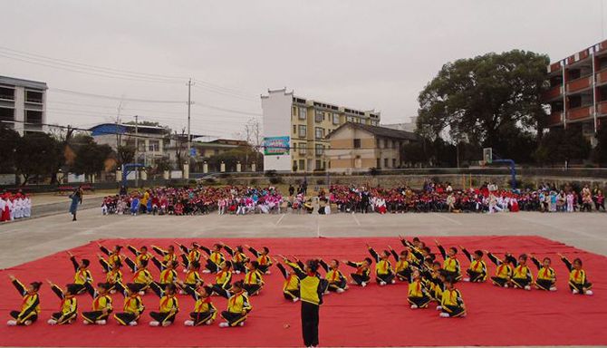 低年级韵律操比赛现场