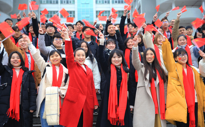 2月25日，湖南省衡阳市南华大学万余名师生在南华大学刚才齐唱《我和我的祖国》 (13)