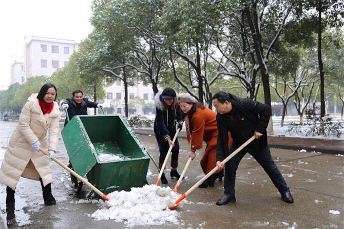 学雷锋，教师率先垂范1