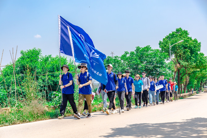 青年学子一路高歌前行