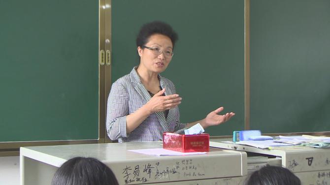 龙州长在高三（13）班讲台勉励青年学子们