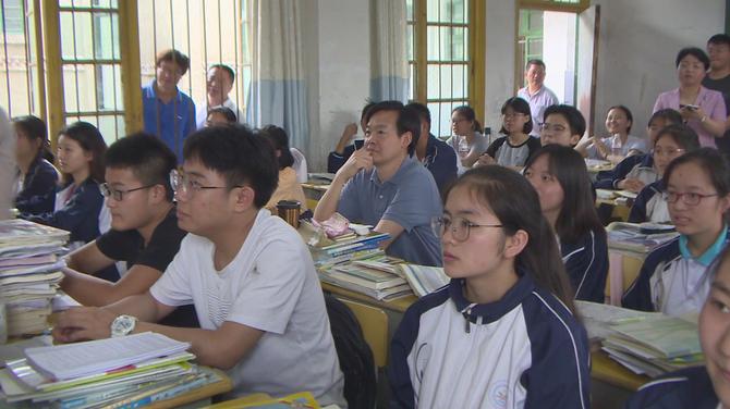 县委卢向荣书记坐在学生位上聆听龙州长演说