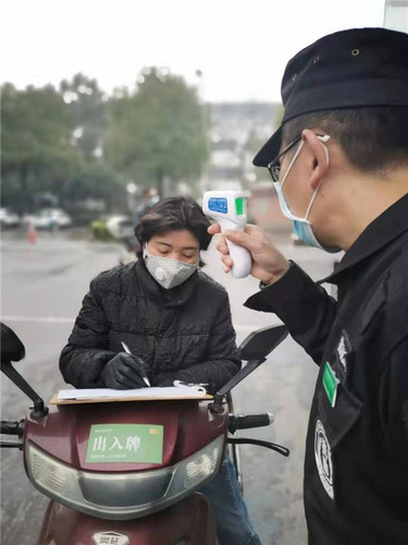 入校人员接受体温检测_副本