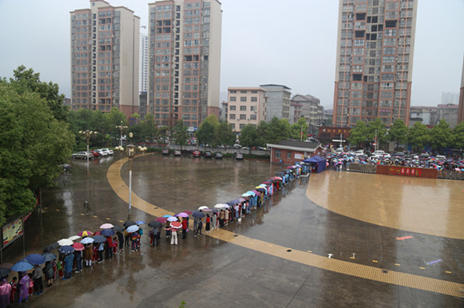 雨中撑伞加起“彩虹桥”