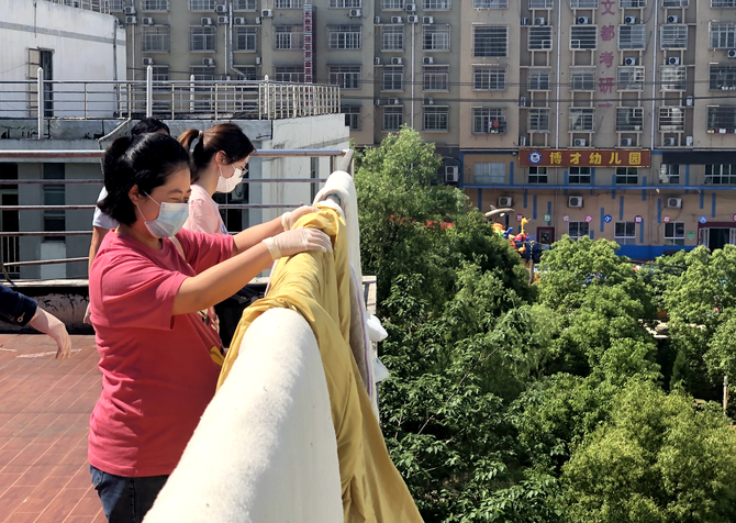 5月13日，湖南理工学院辅导员线上接单帮助学生晾晒衣被。