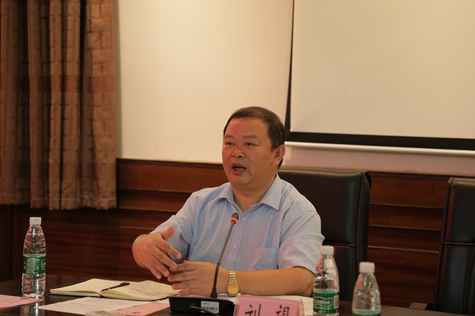 怀化学院党委书记刘望发表讲话。