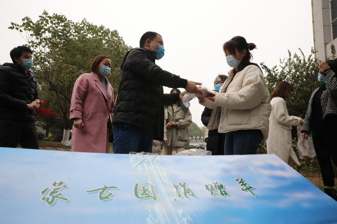 12月9日，南华大学附属第二医院援鄂医疗队的医护人员领取蒙古国捐赠羊肉 (2)