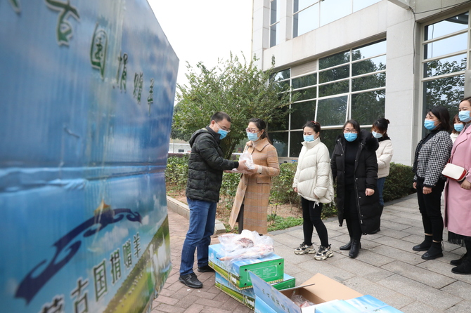 12月9日，南华大学附属第二医院援鄂医疗队的医护人员领取蒙古国捐赠羊肉。 夏文辉 摄