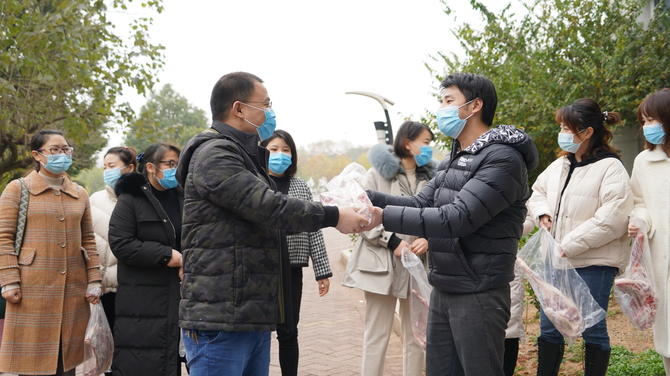 12月9日，南华大学附属第二医院援鄂医疗队的医护人员领取蒙古国捐赠羊肉 (1)