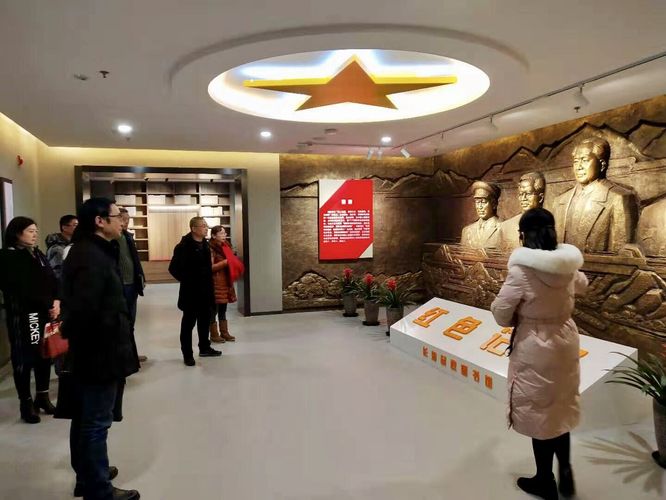 学生解说员正在专题馆带领来访者参观湖南革命人特专题馆序厅
