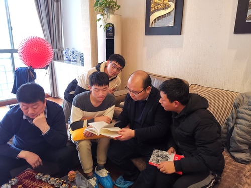 杨东方书记为同学们讲解老师们赠送的红色读本里的故事