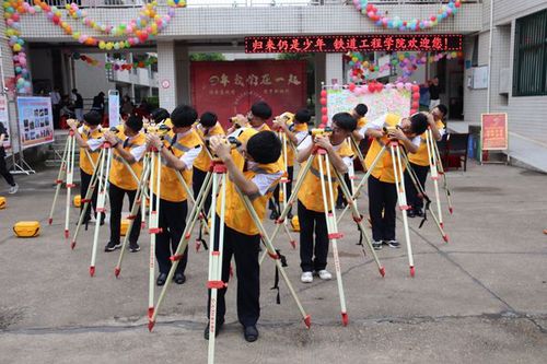 测量协会的同学们展示又快又准的测量技能风采