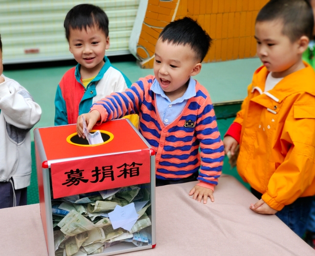 幼儿点点萤火，传递温情