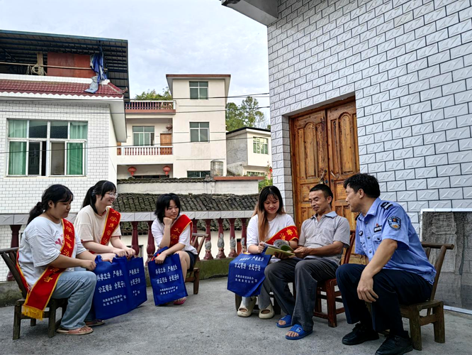 大学生普法志愿者们与群众座谈宣讲法律知识。