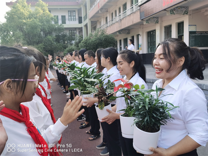 5禾滩小学学生献诗送花表达感激之情（姚莉婷  摄影）