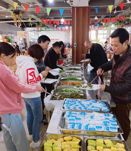 教职工们排队盛餐