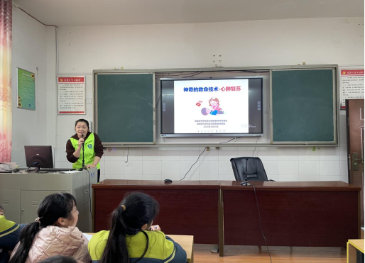 彭晖老师为同学们讲述急救知识