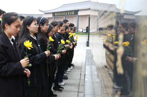 4月4日，在湖南省衡阳市烈士陵园，南华大学志愿者在向烈士纪念碑默哀，寄托他们的哀思。 (4).JPG