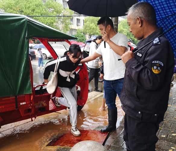 暴雨中的最美“摆渡”人