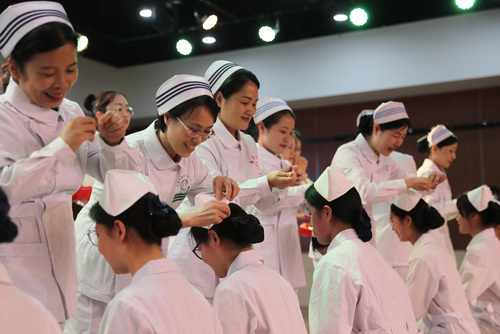 2023年5月11日，湖南省衡阳市，南华大学护理学院的老师们在给毕业班的同学们授帽，迎接毕业生们加入白衣天使的大家庭。 (2).JPG