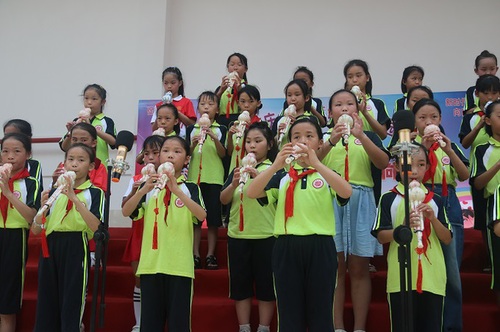 图：江永县芙蓉学校学生在演奏葫芦丝