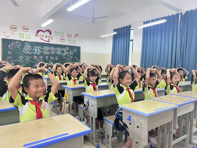 图：江永县芙蓉学校学生手势舞祝福老师教师节快乐 - 副本