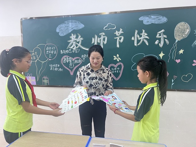 图：江永县芙蓉学校学生手工制作祝福老师教师节快乐 - 副本