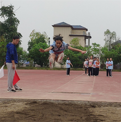 3思源实验学校运动员在急行跳远中取得好成绩（供图 杨红玲）