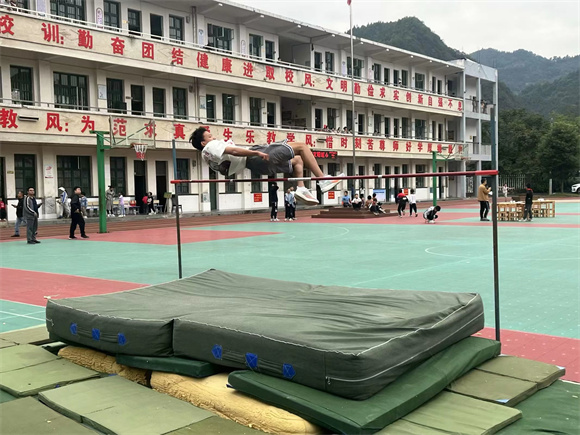 4黄雷学校跳高运动员腾空而起（供图 姚海林）