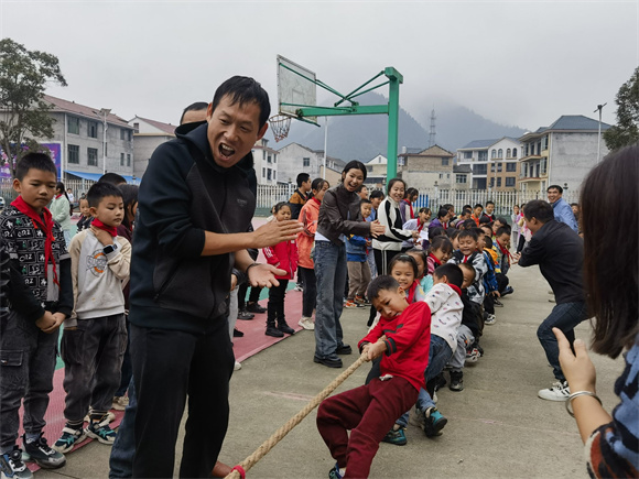 6扶罗镇新寨完全小学拔河比赛现场（供图 姚胡杰）